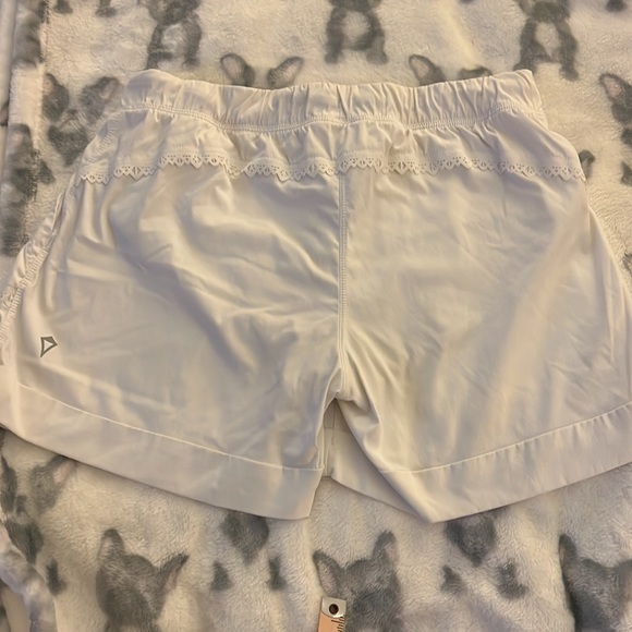 Ivivva shorts in white. Size 14 - Picture 4 of 8